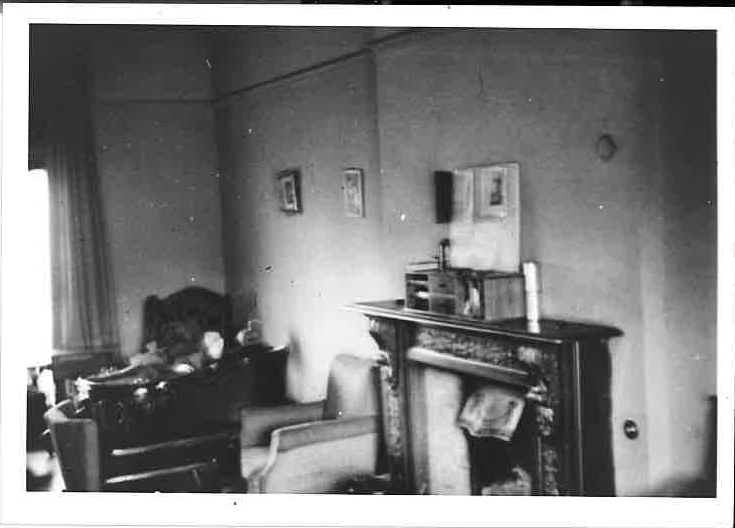 RG-118.02.20, Photograph of drawing room, Willesden Lane, 1940