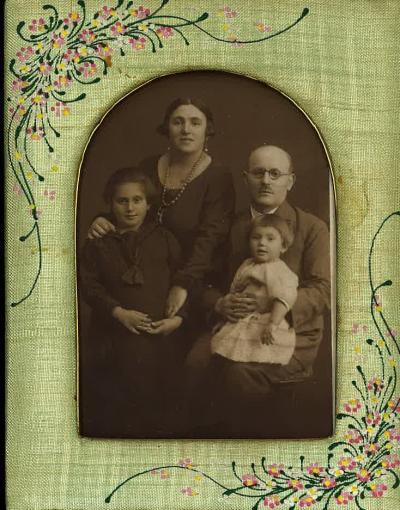 RG-118.02.27, Jura family portrait (framed)